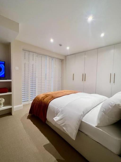 Апартаменти New Flat In Holland Park Лондон Екстер'єр фото