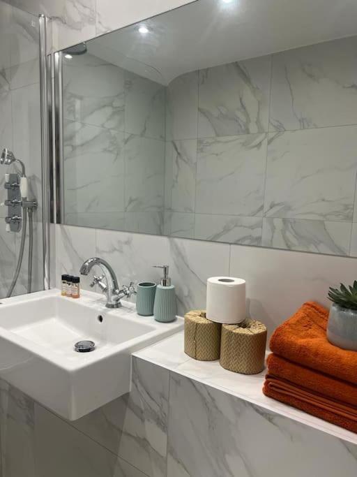 Апартаменти New Flat In Holland Park Лондон Екстер'єр фото
